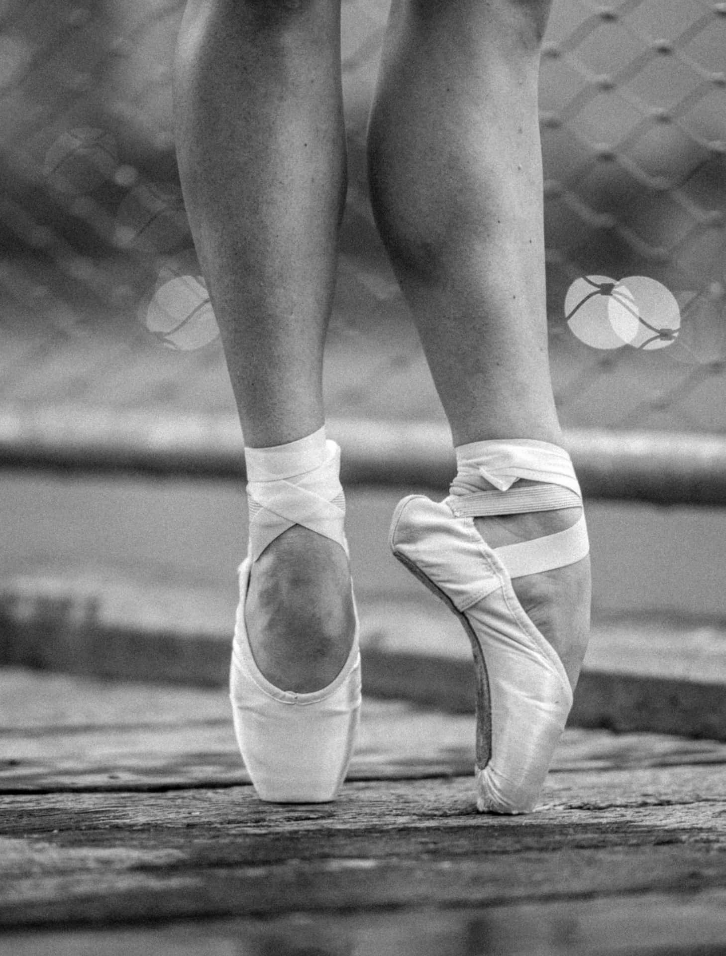 En kvindes fødder i ballet sko på en bro. Wallpaper