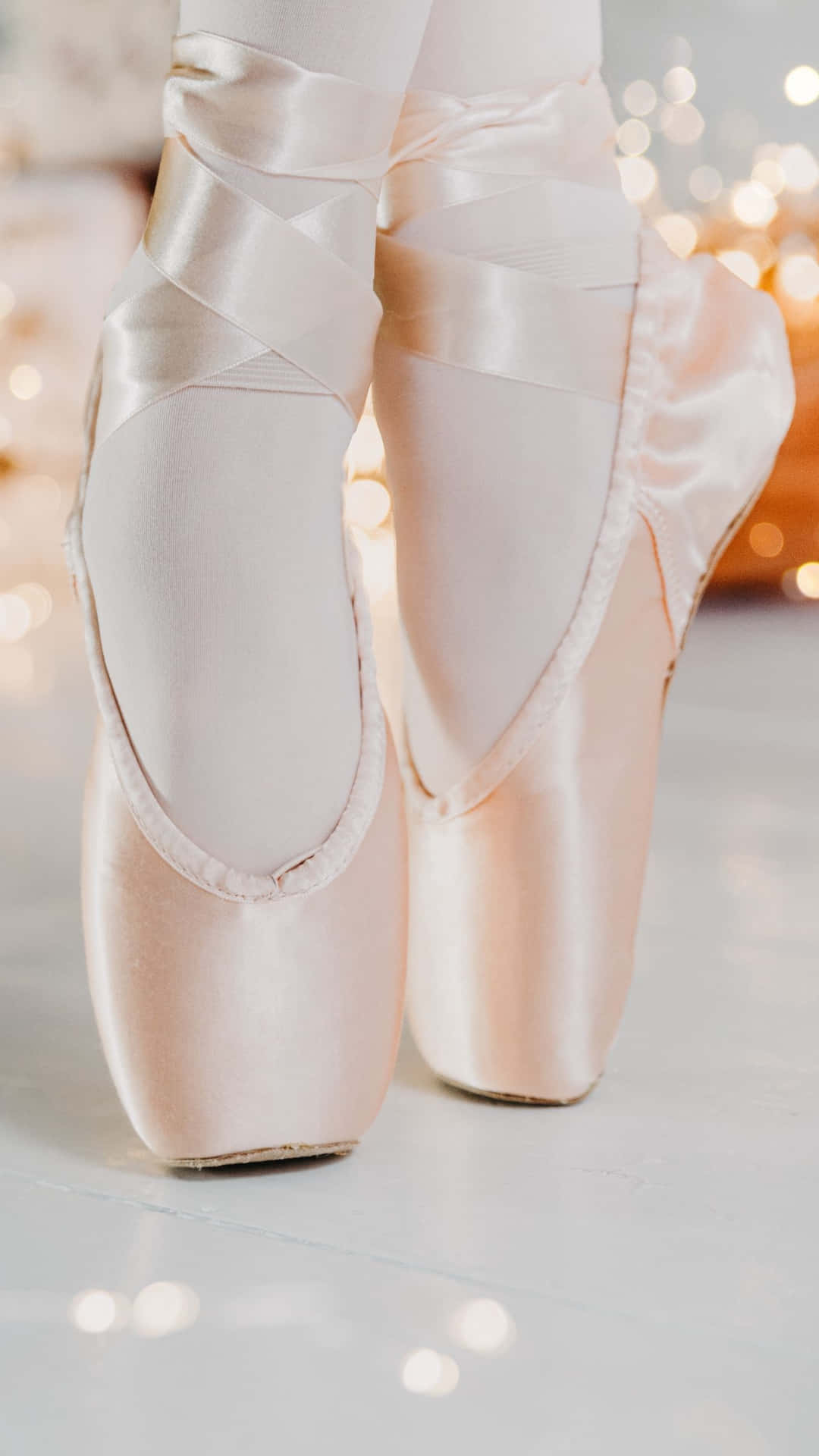 Unajoven Bailarina Luciendo Elegantes Zapatillas De Punta Clásicas Y Graciosamente Vestida Con Un Tutú. Fondo de pantalla