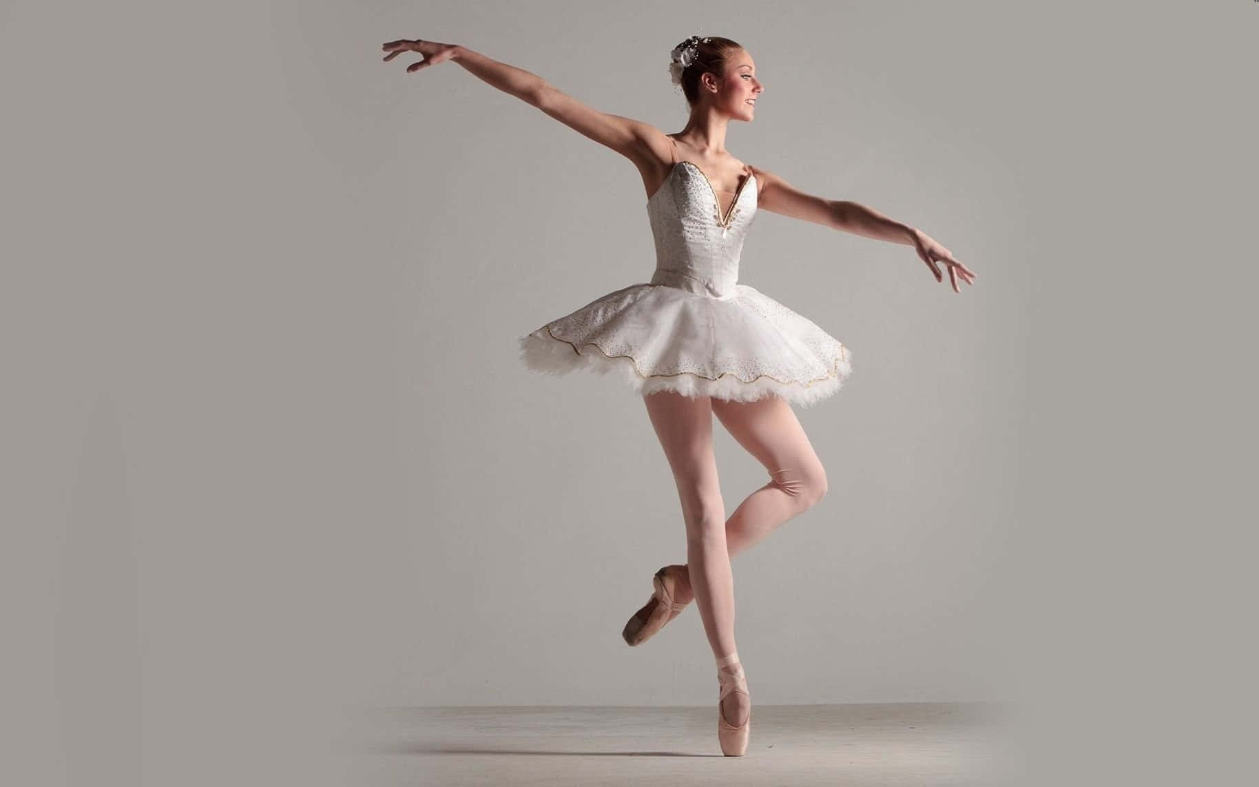 Unaapasionada Bailarina Usando Zapatillas De Ballet Rosas. Fondo de pantalla