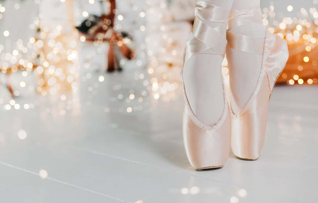 Skoene ballet på et hvidt baggrund med lys Wallpaper