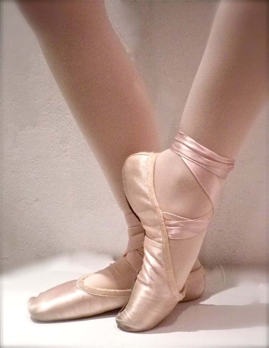 Einehoffnungsvolle Ballerina En Pointe, Kurz Vor Ihrem Traum Wallpaper