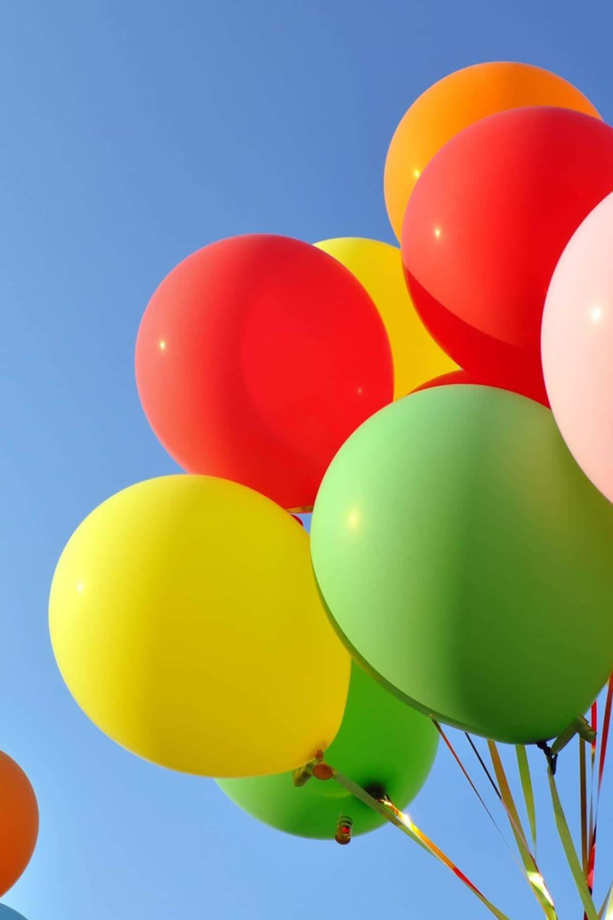 Färggladaballonger Som Flyger I Himlen