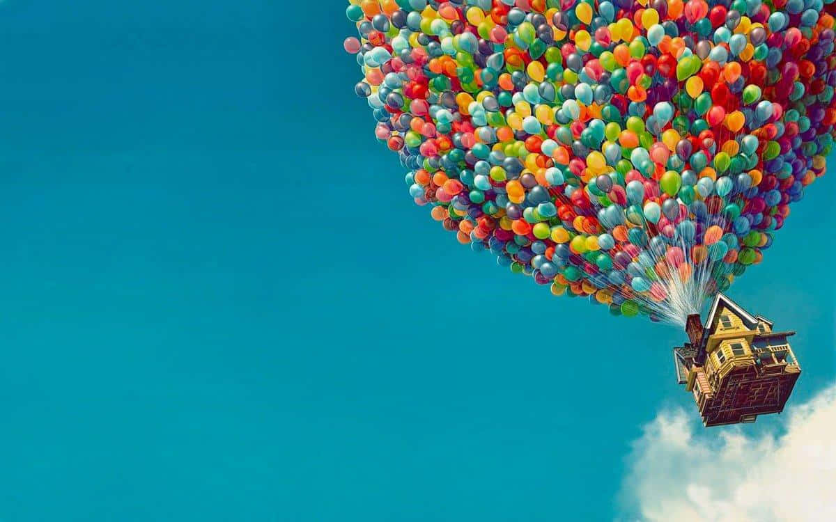Etthus Med Ballonger Som Flyger På Himlen
