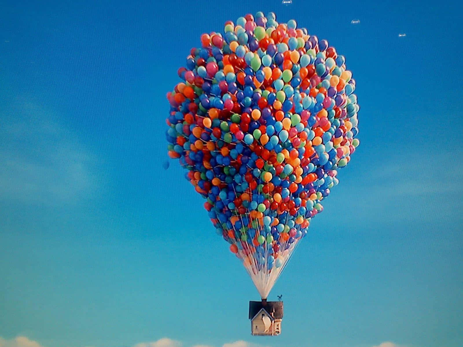 Färggladavarmluftballonger Dyker Upp Och Skapar En Kalejdoskopisk Effekt På Himlen.