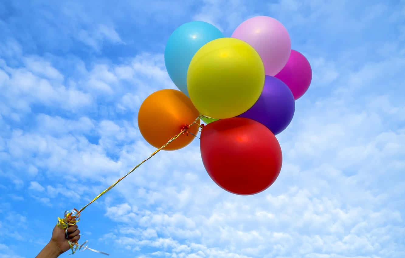 Farverigeballoner Stiger Op På Himlen.