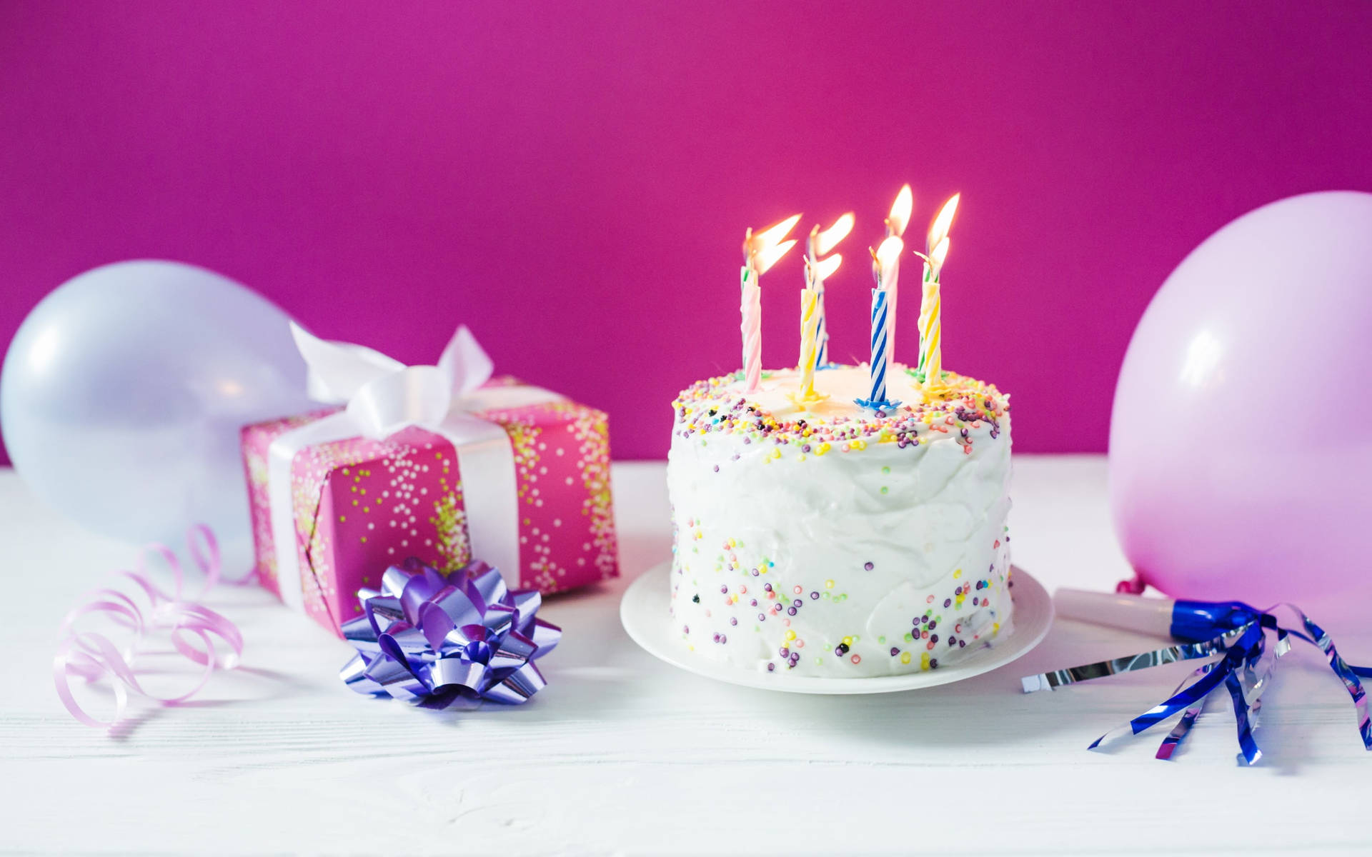 Palloncini, Torta E Regalo Per Il Mio Compleanno Sfondo