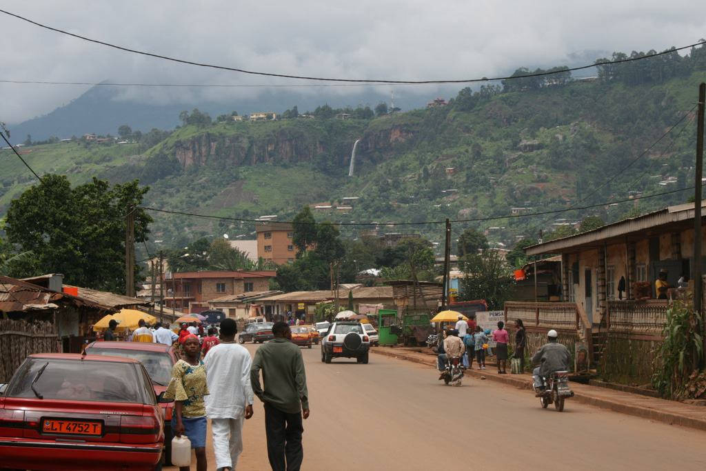 Bamenda,una Ciudad Grande Con Paisajes Exuberantes Y Pueblos. Fondo de pantalla