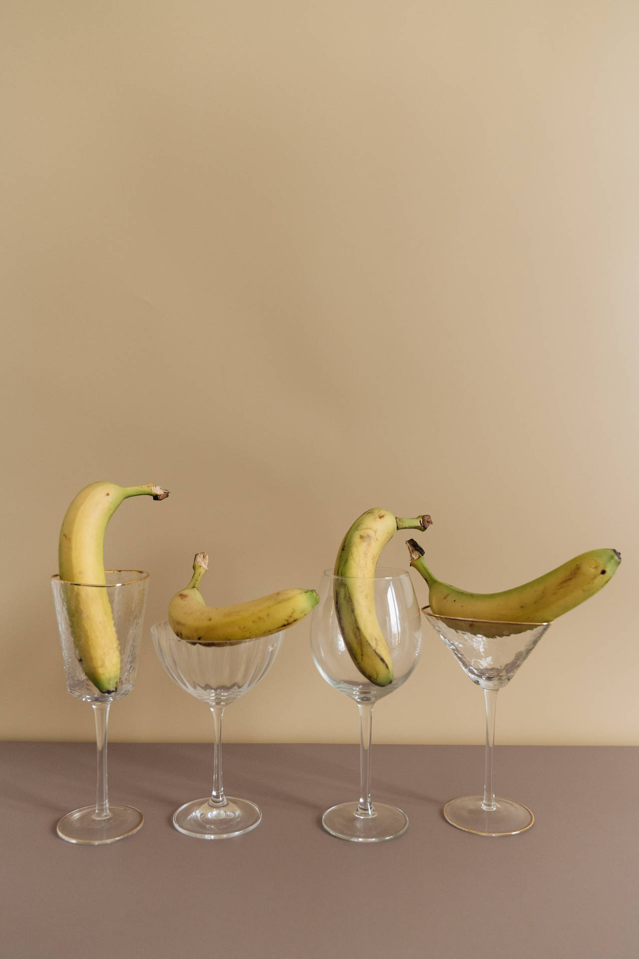 Bananein Weingläsern Wallpaper