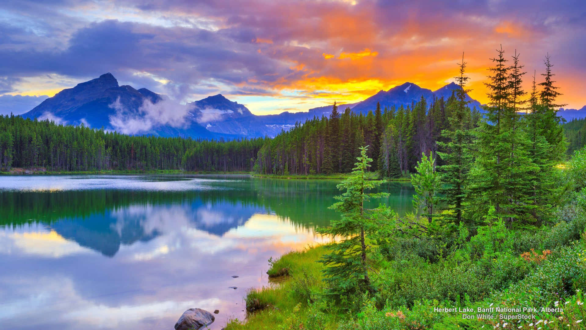 Parquenacional Banff, Cielo Naranja Y Río Reflectante Fondo de pantalla