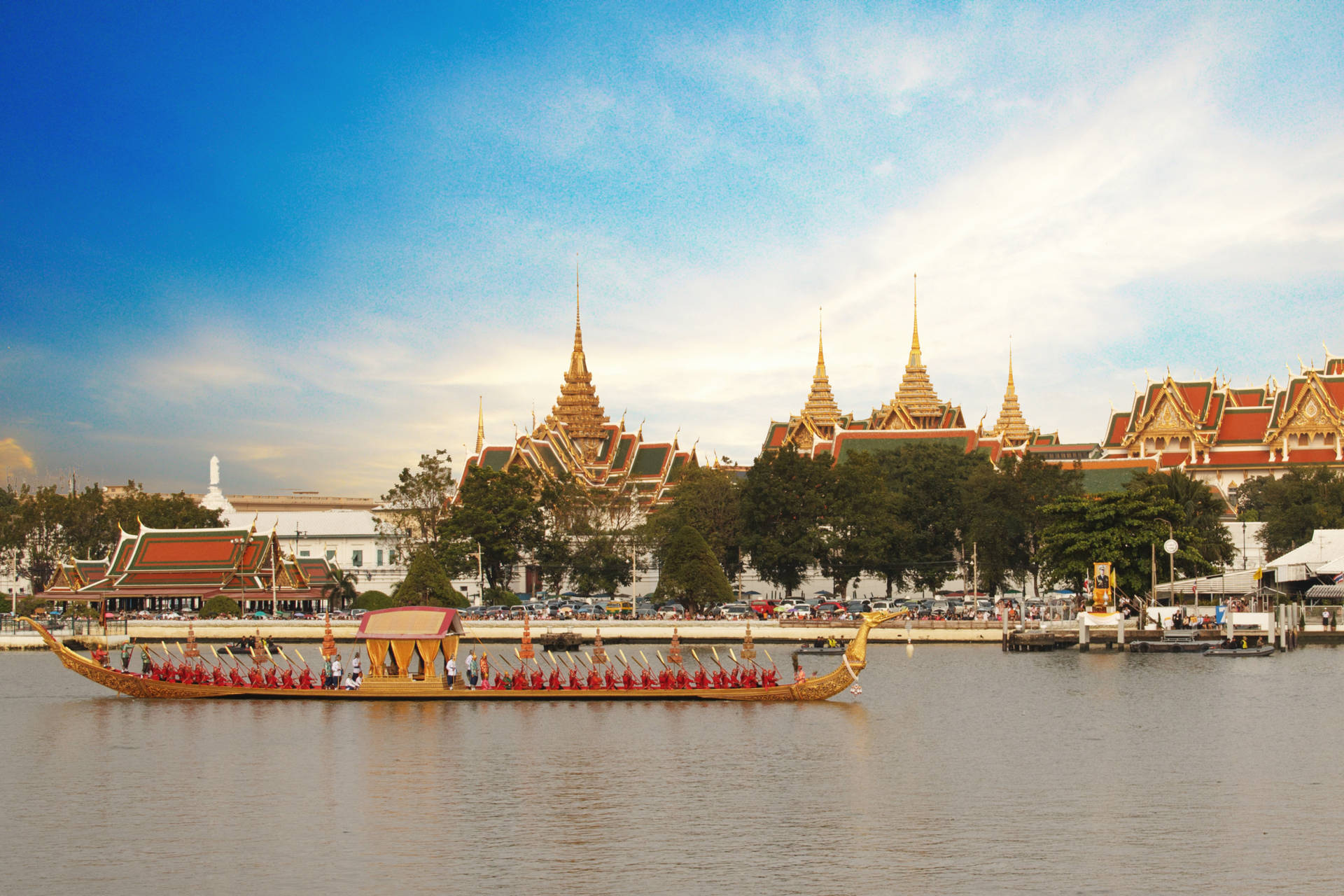 Paseoen Barco Por El Río Chao Phraya En Bangkok. Fondo de pantalla