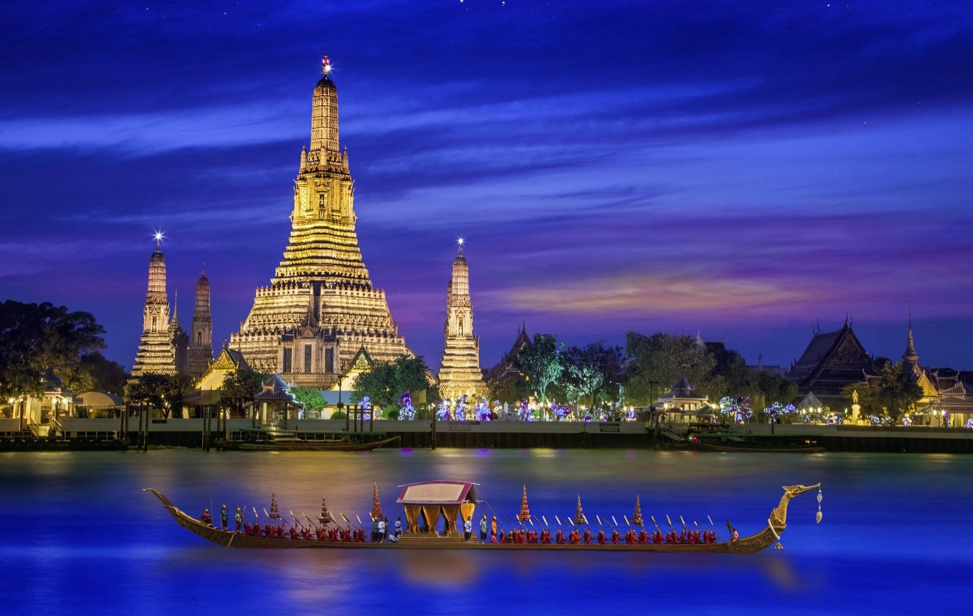 Nochesen Bangkok En Wat Arun. Fondo de pantalla