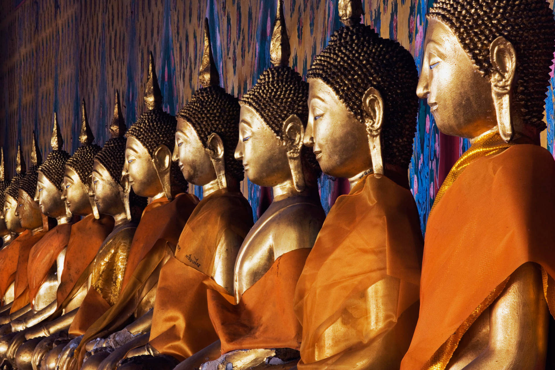 Βangkoks linje af buddhaer tapet udfylder ethvert rum med deres venlige udtryk. Wallpaper