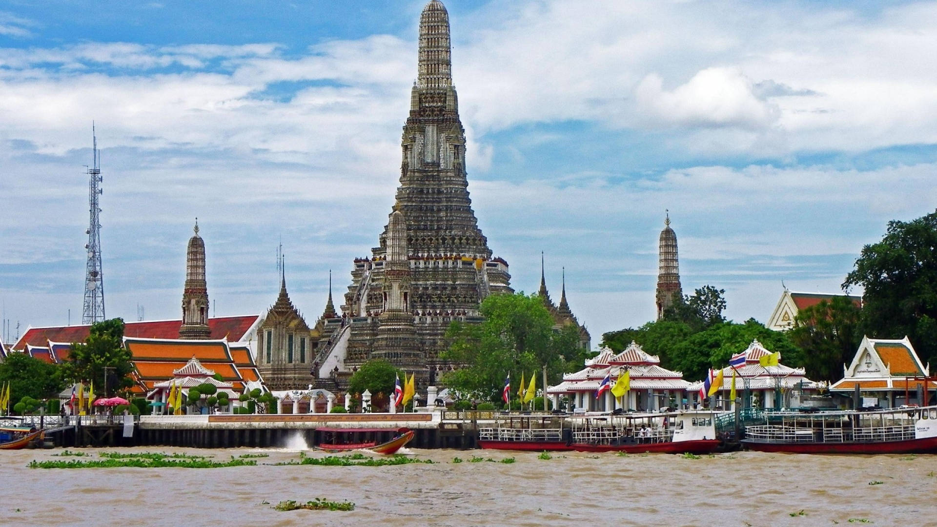 Elrío De Bangkok Junto Al Templo De Wat Arun. Fondo de pantalla