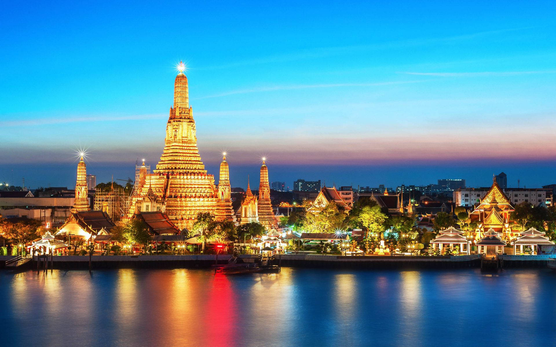 Bangkoks Wat Arun Glødende Lys Wallpaper
