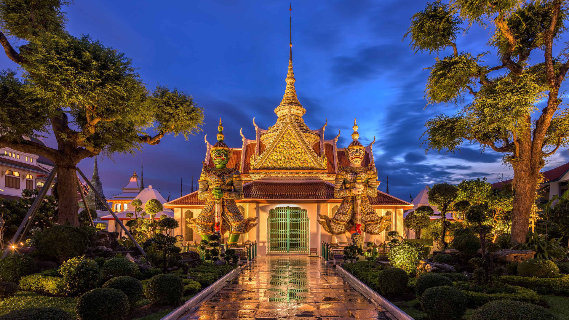 Fotografíanocturna Del Wat Arun De Bangkok. Fondo de pantalla