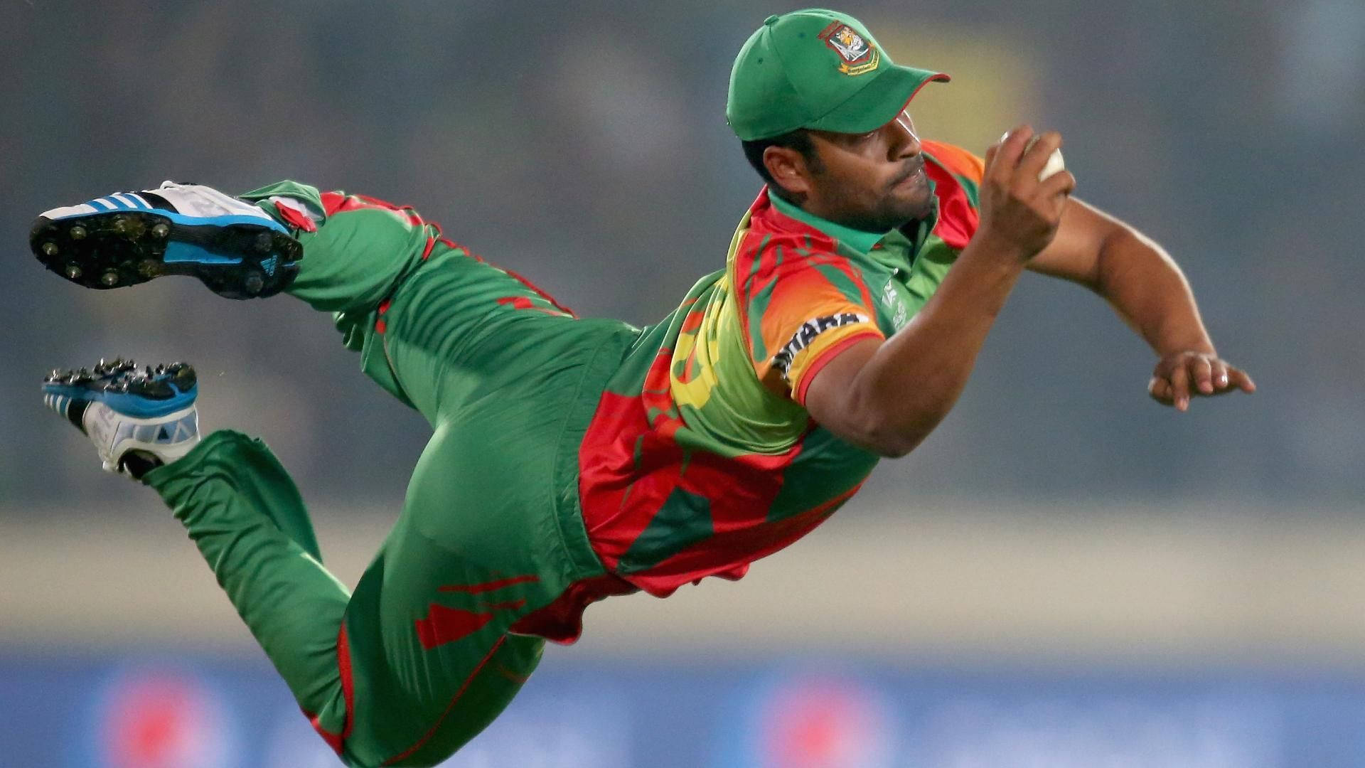 Jugadorde Cricket De Bangladesh Atrapando La Pelota. Fondo de pantalla