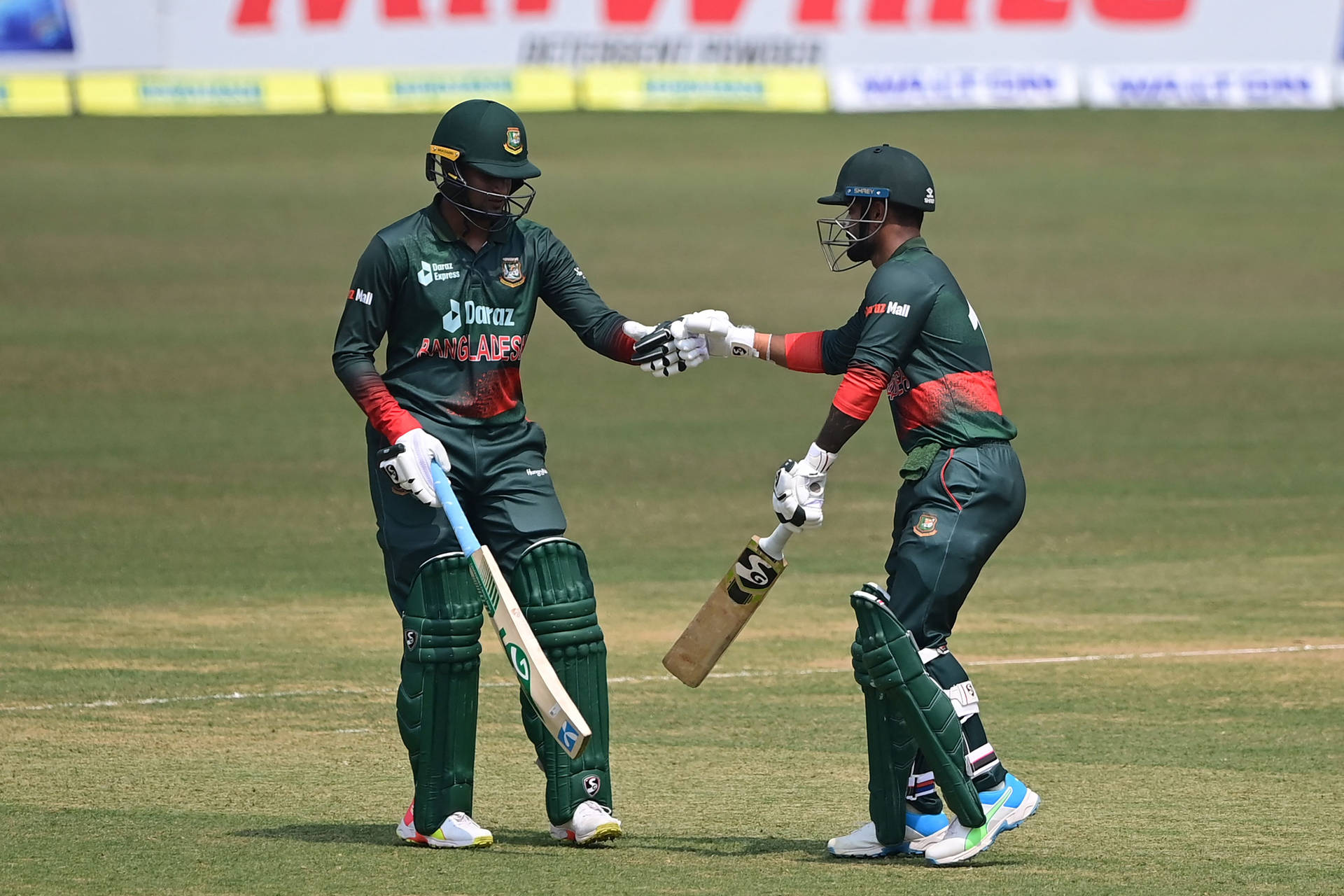 Jugadoresde Cricket De Bangladesh Chocando Los Puños. Fondo de pantalla