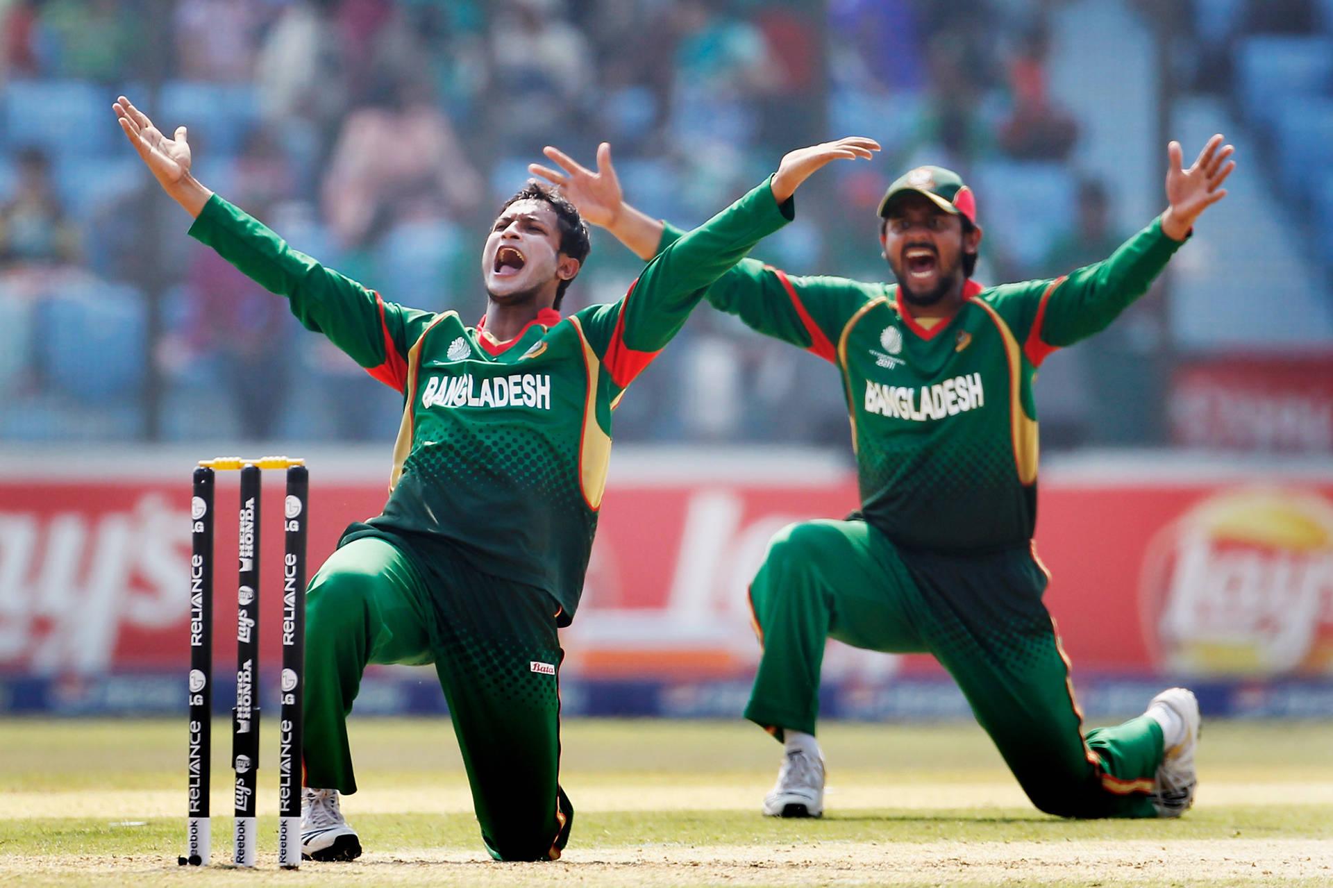 Jugadoresde Críquet De Bangladesh Arrodillándose. Fondo de pantalla