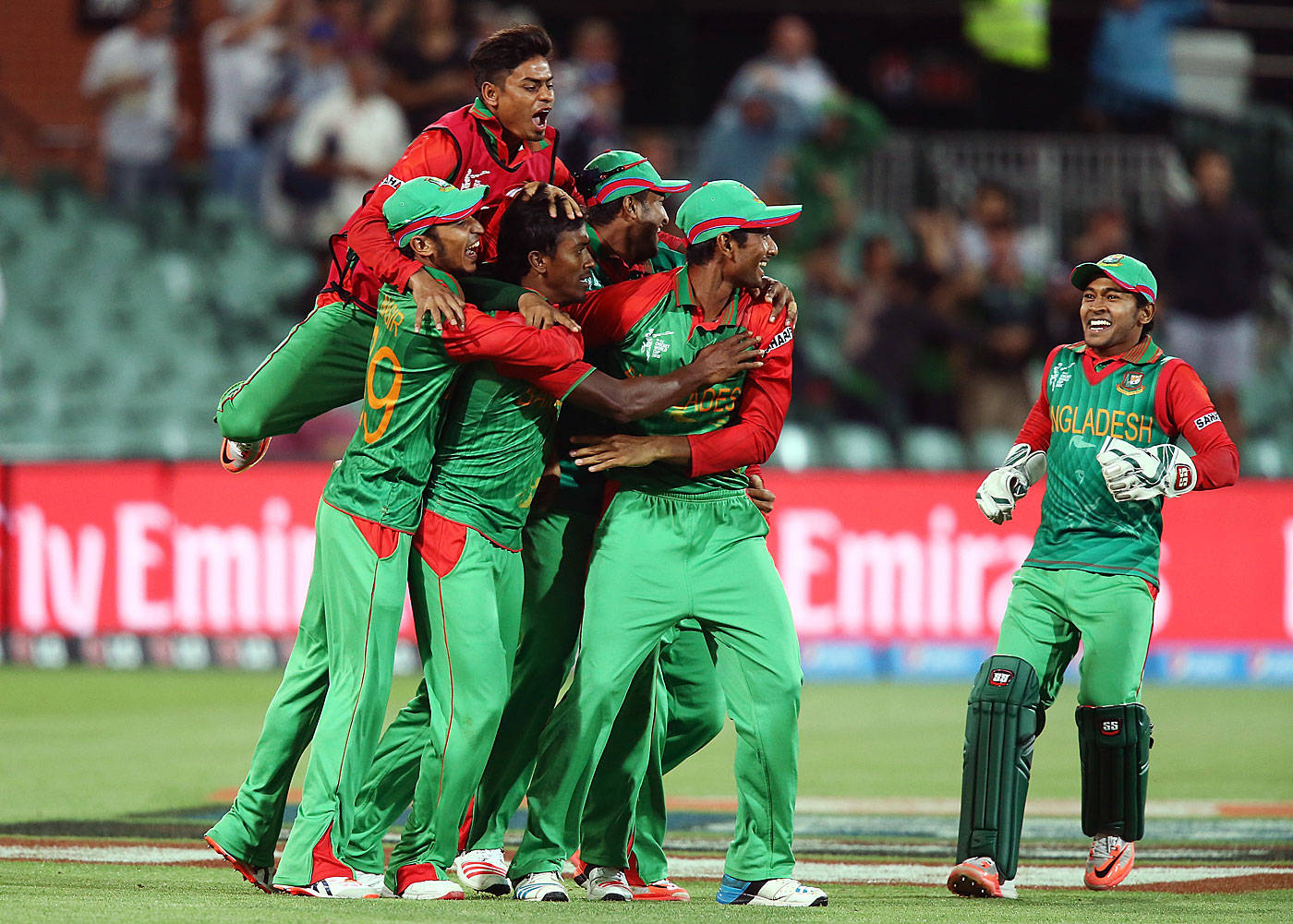 Equipode Críquet De Bangladesh Celebrando Fondo de pantalla
