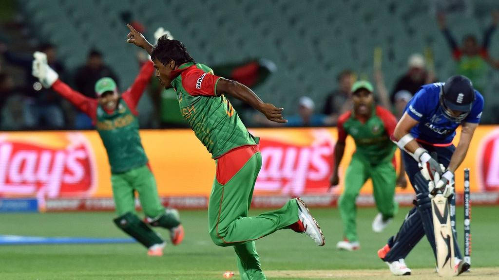 Bangladesh Cricket Team Spillere Løber Langs Stranden Wallpaper