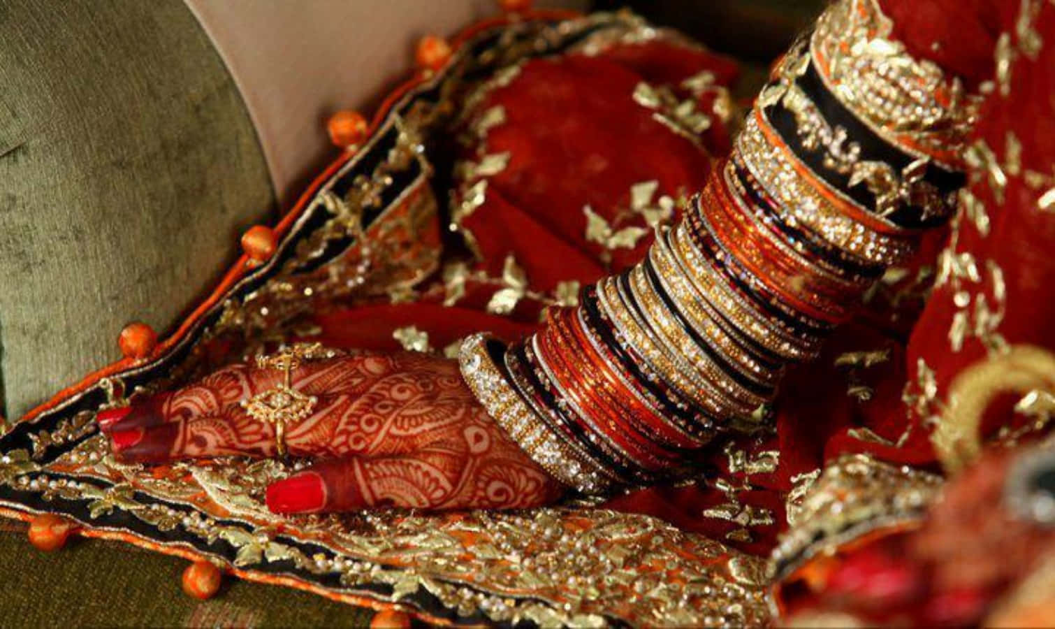 Enjoy the Beauty of Bangle Jewellery
