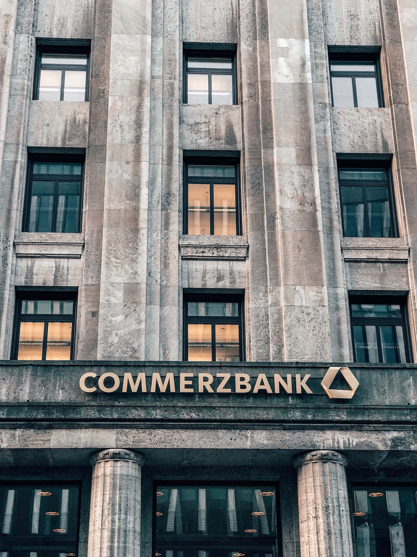 Eingebäude Mit Einem Schild, Auf Dem Commerzbank Steht.