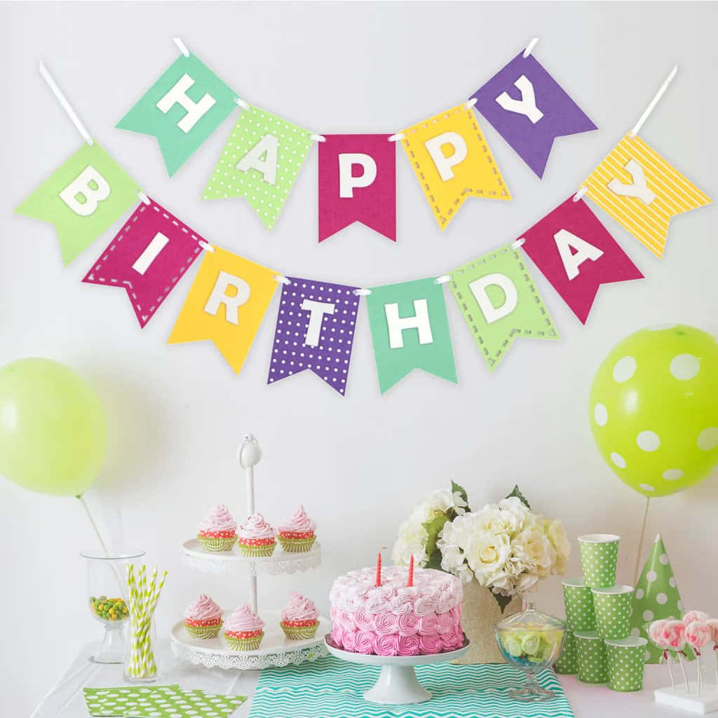 Uncolorido Banner De Cumpleaños Con Cupcakes Y Pastel