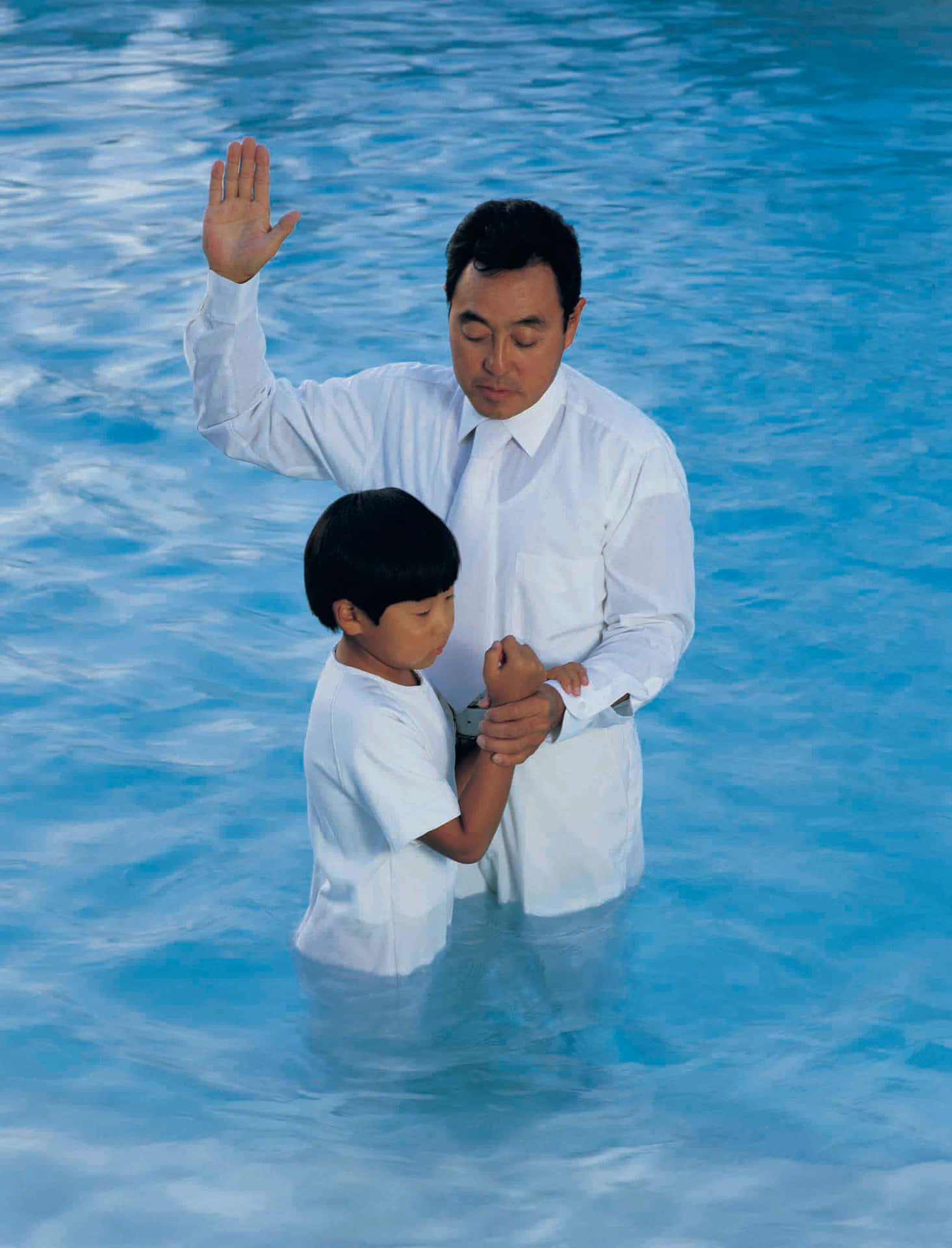 Unneonato Che Viene Battezzato In Chiesa.