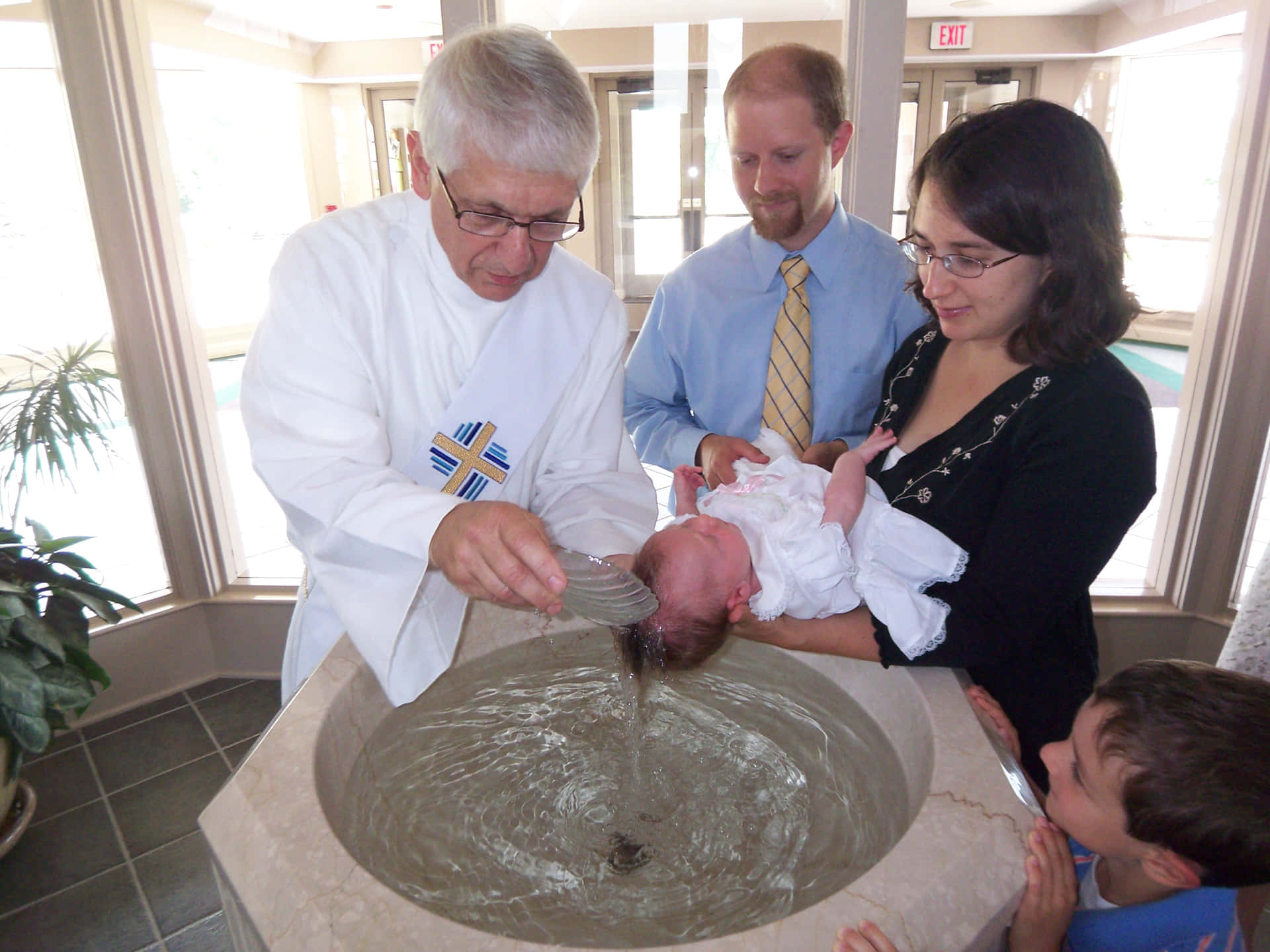 Spädbarnsdopsom Symboliserar Ett Nytt Liv I Kristus