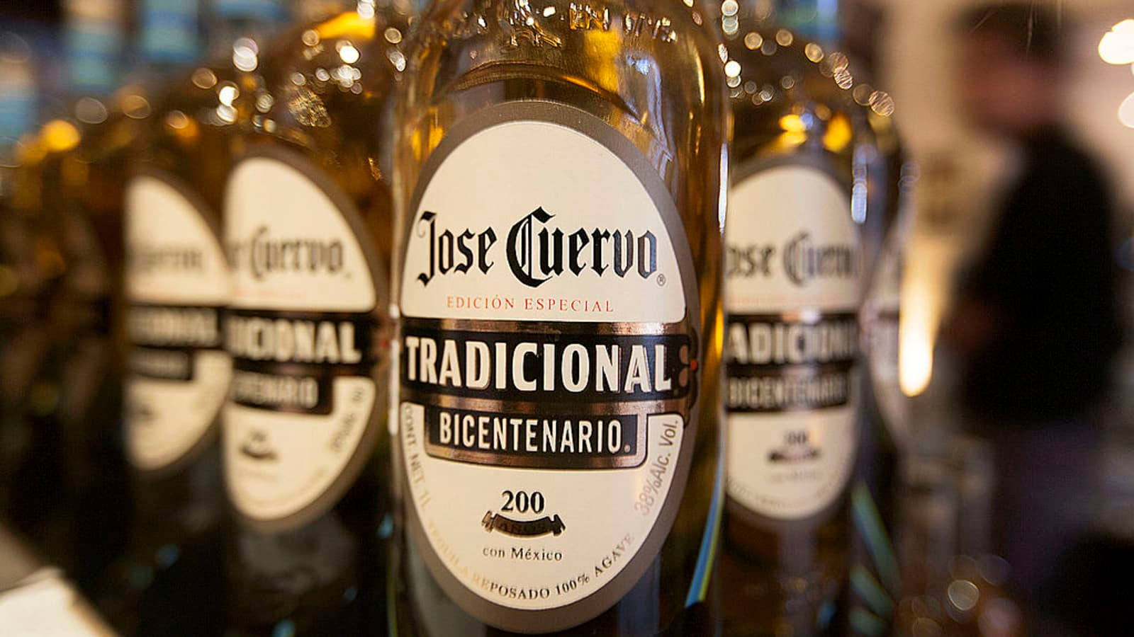 Eccezionaleesposizione Del Tequila Tradicional Di Jose Cuervo Sfondo