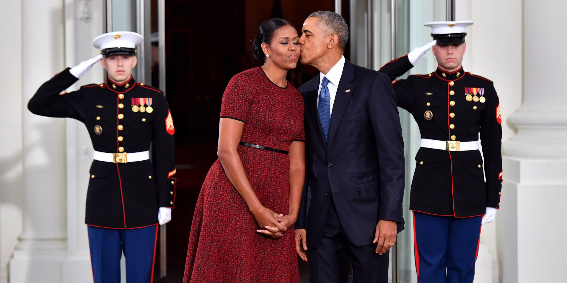 Barack And Michelle Obama Kiss Wallpaper