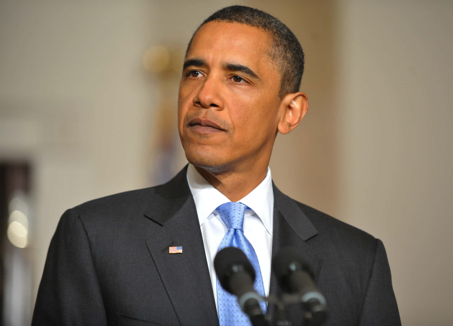 Tidligerepræsident Barack Obama Fører En Menneskemængde I Sin Valgslogan Fra 2008.