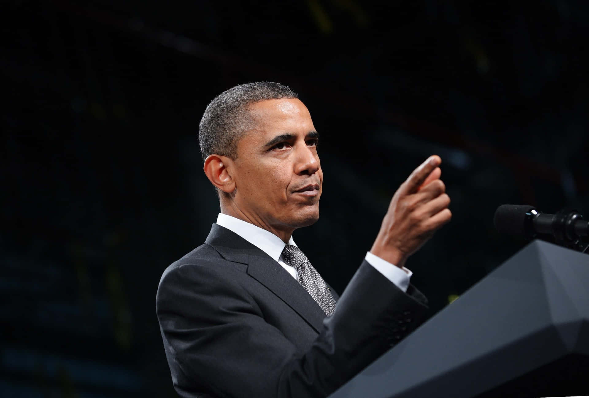 Präsidentbarack Obama Spricht Am Rednerpult.
