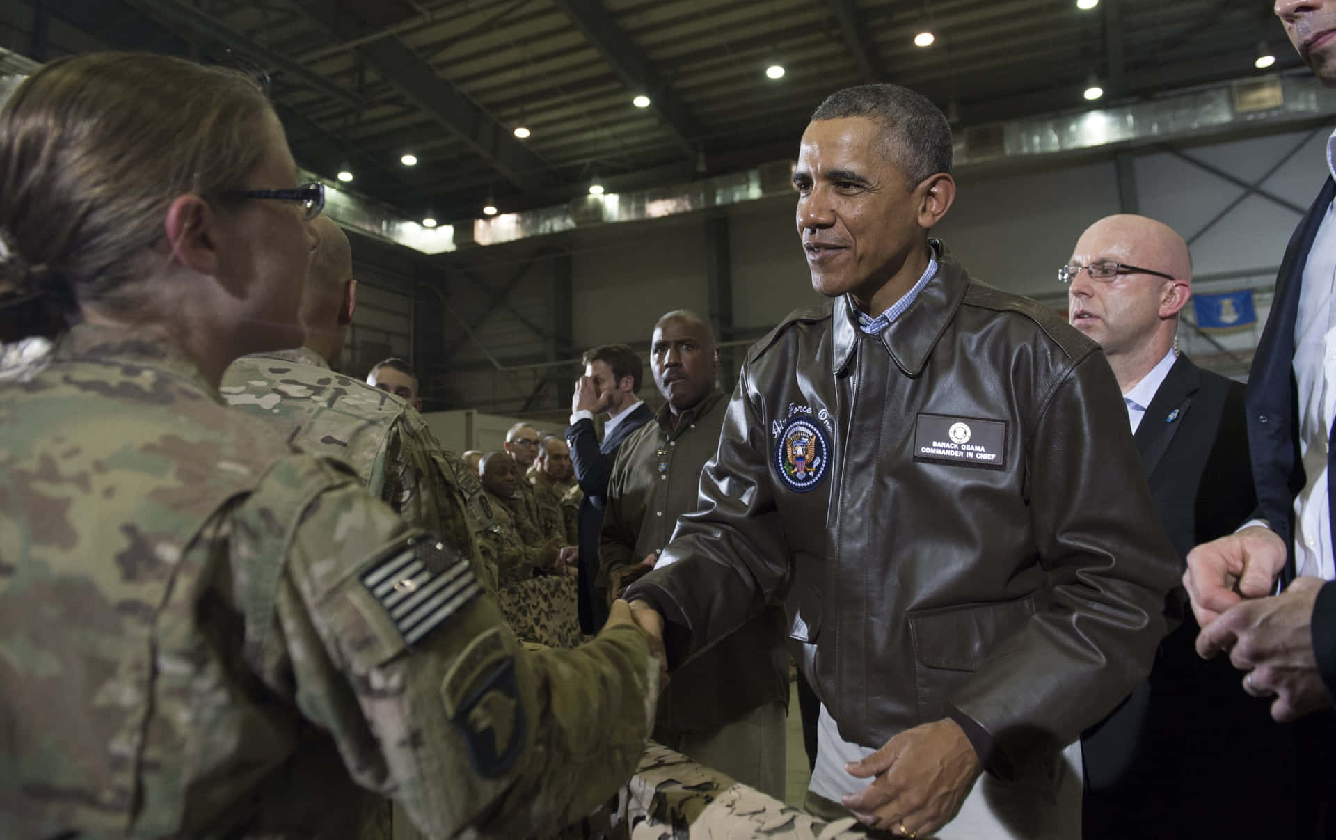 Obamaskakar Hand Med En Grupp Soldater.