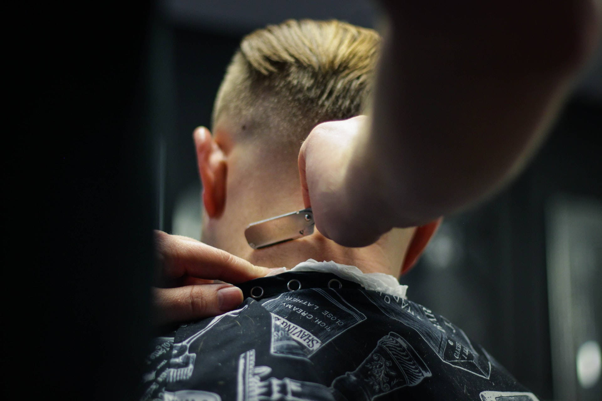 Barberskærer giver mænds hårklippe fade med barbertøj. Wallpaper