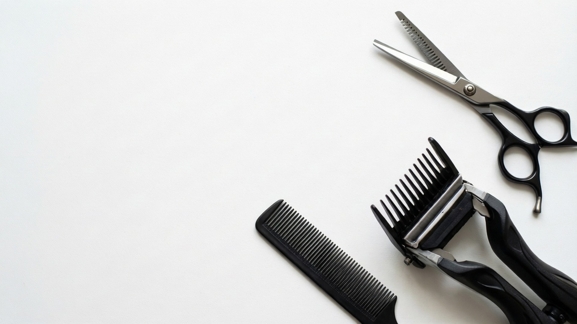 Flat lay af barbersaks og værktøj, minimalistisk PNG tapet.