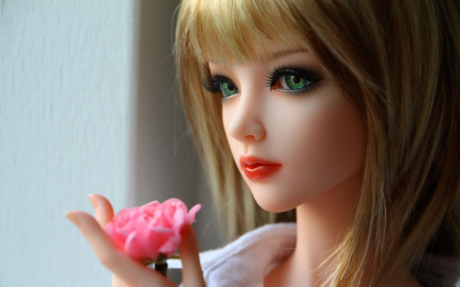 Barbiepuppe Mit Smaragdgrünen Augen Wallpaper