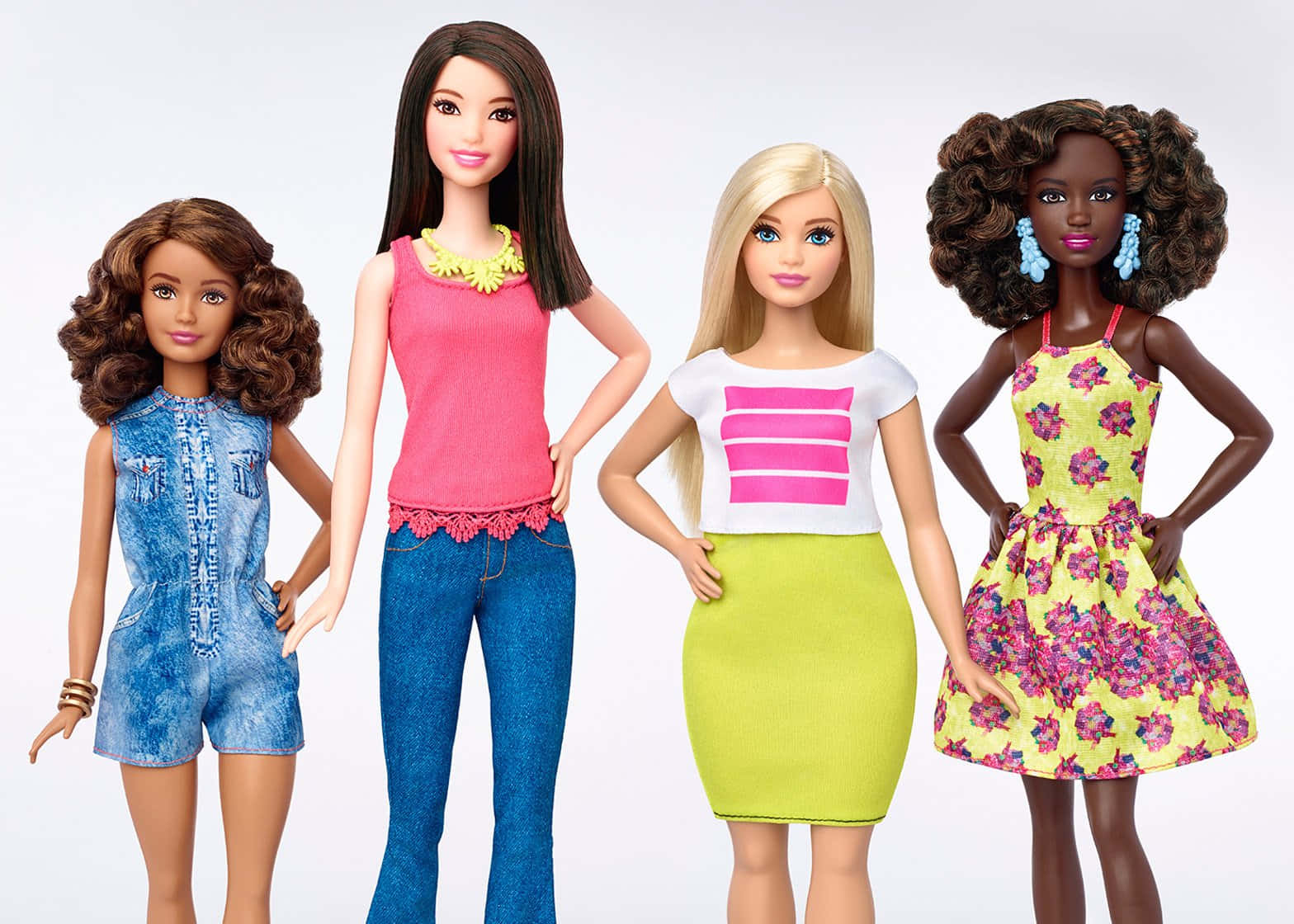 Quattrobambole Barbie Sono In Piedi Una Accanto All'altra.