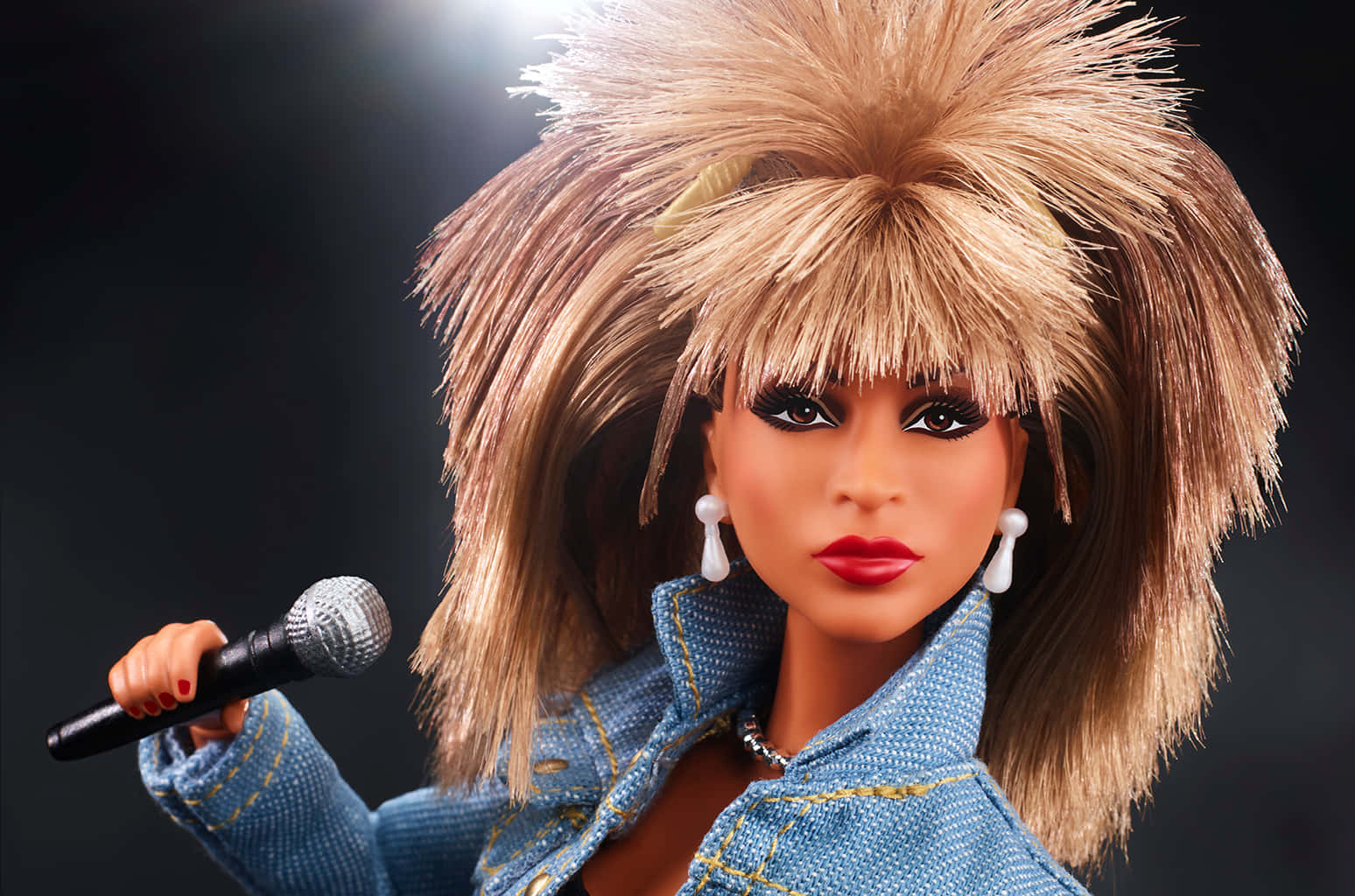 Barbiepuppe Mit Einem Mikrofon Und Blondem Haar.