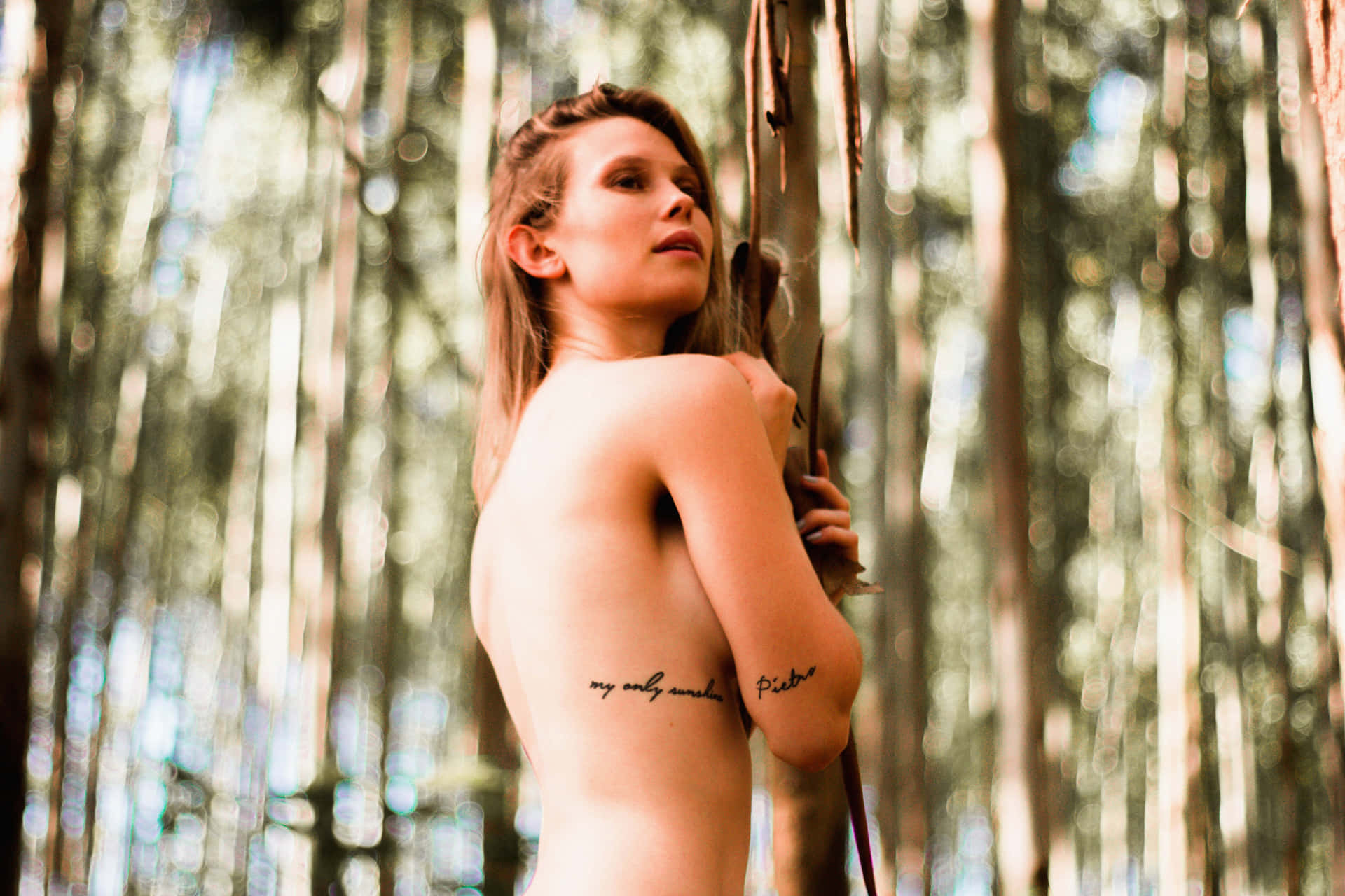 Cuerpofemenino Desnudo En El Bosque Fondo de pantalla