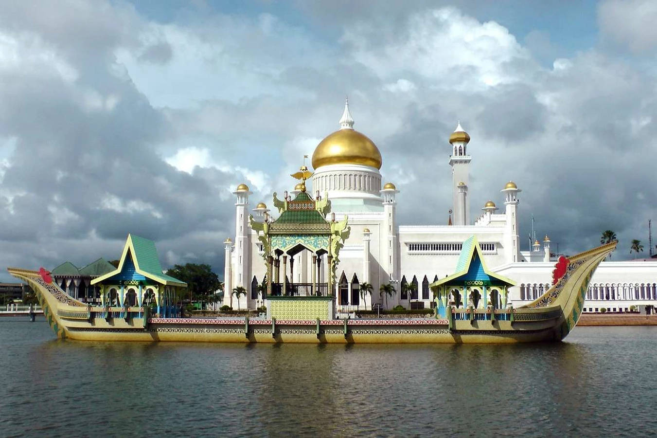Båtpasserar Brunei-moskén. Wallpaper
