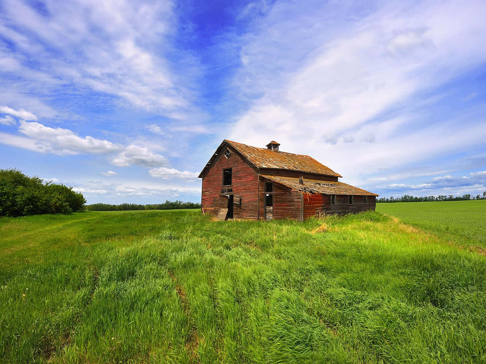 A rustic barn in the countryside of the United States