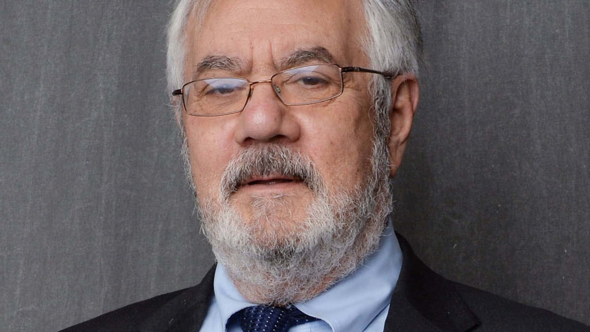 Prominent Politician Barney Frank Against a Gray Background Wallpaper