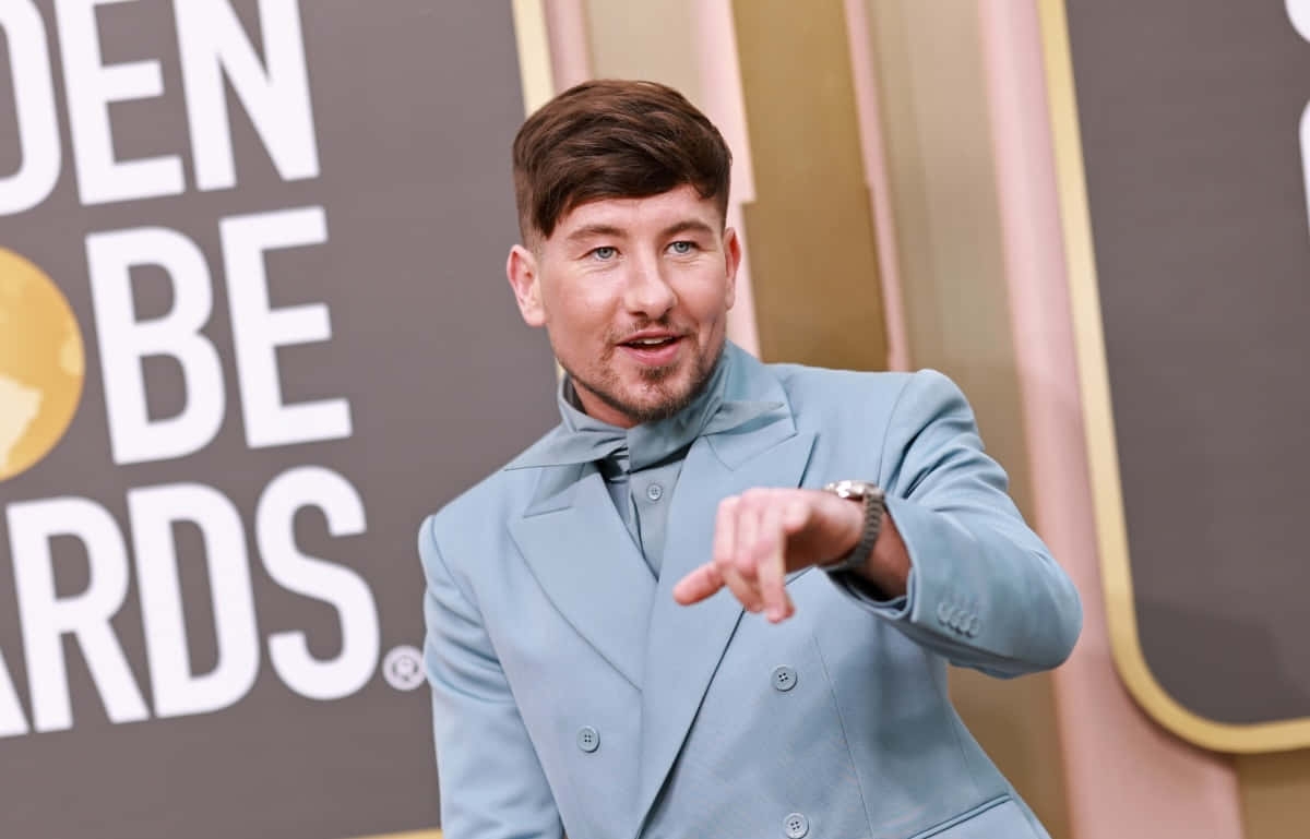 Barry Keoghan Golden Globe Awards Pointing Wallpaper