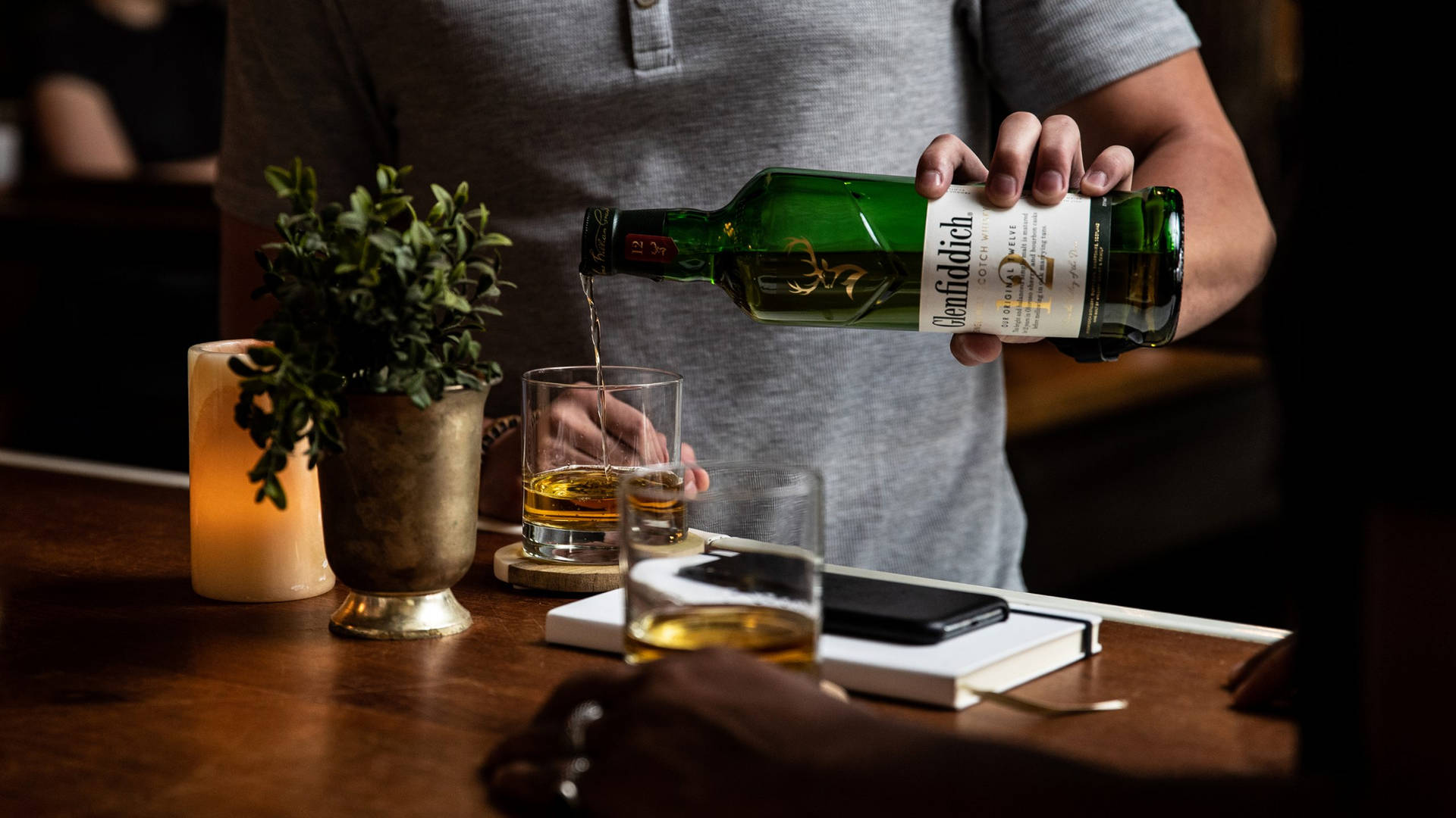 Bartenderen hælder Glenfiddich 12 årig Scotch ind i et Old-Fashioned Glas. Wallpaper