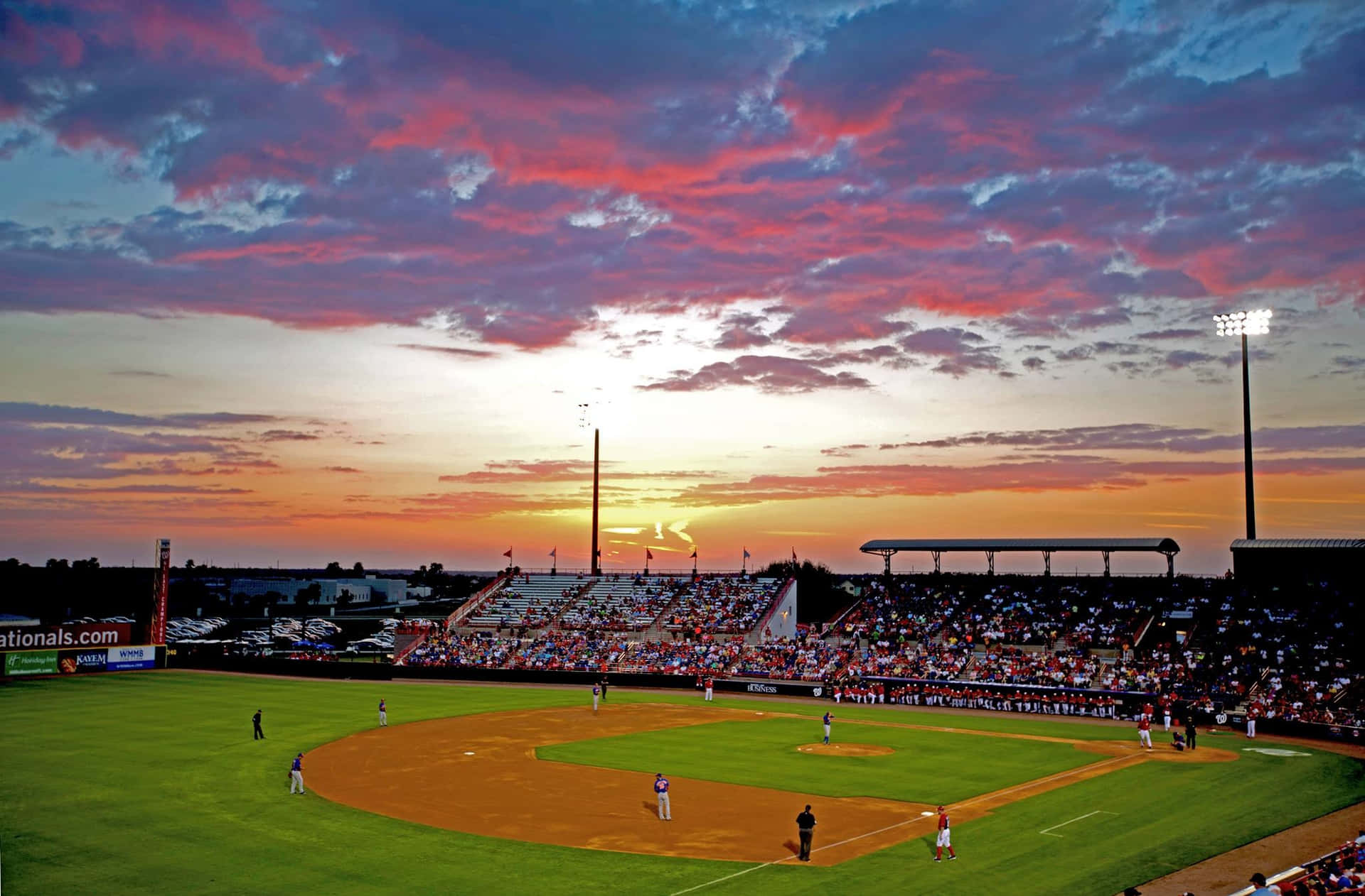 Hintergrundmit Pinkem Und Blauem Himmel, Baseballfeld Und Sonnenuntergang