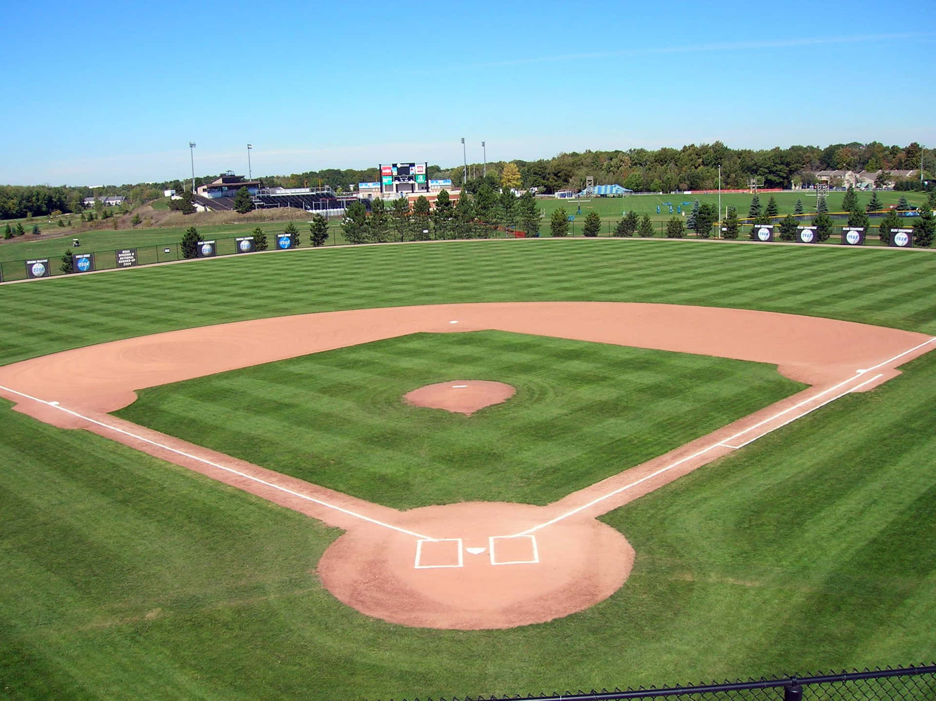 Hintergrundbildhochschul-baseballplatz In Der Landschaft