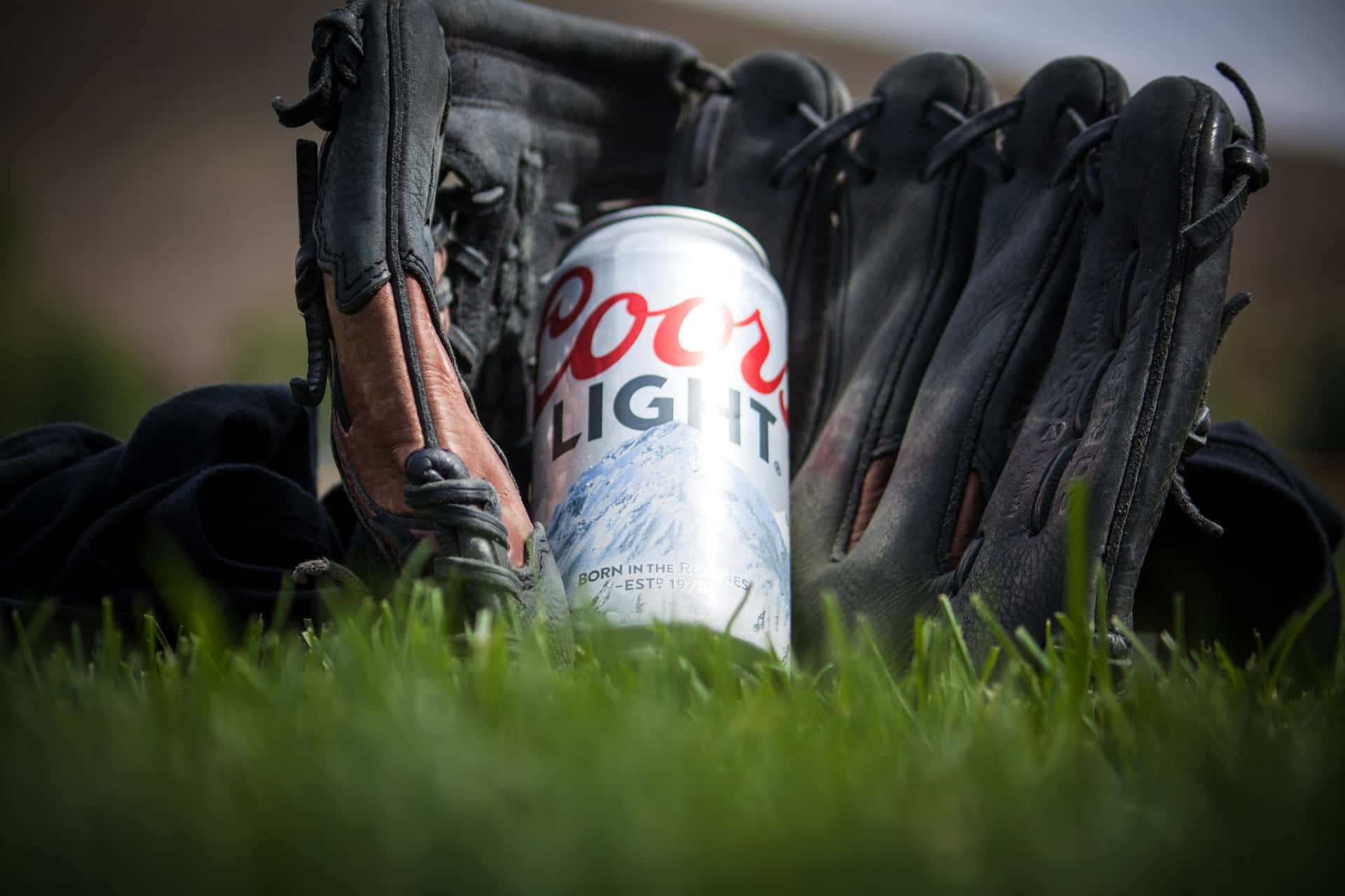 Baseball-pelaaja, Joka Käyttää Nahkakäsinettä Toiminnassa Taustakuva