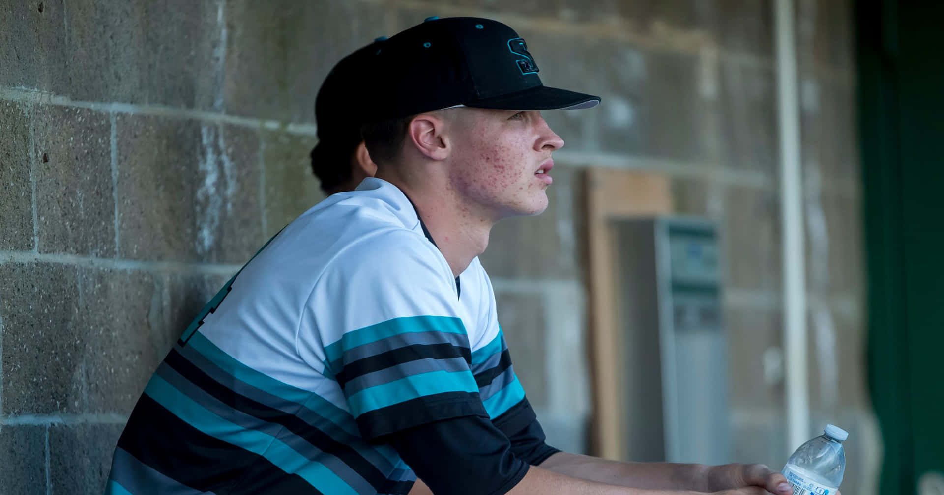 Baseballspiller Ser På Kampen Fra Dugout Bakgrunnsbildet