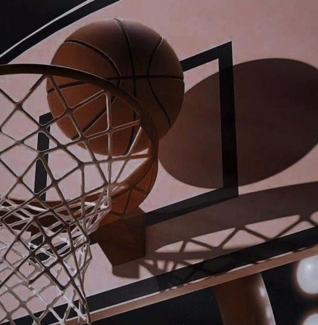 Momen Bola Basket Mendekati Rim Wallpaper